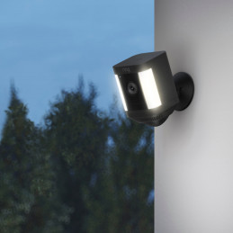 Ring Spotlight Cam Plus Battery Laatikko IP-turvakamera Ulkona 1920 x 1080 pikseliä Katto seinä