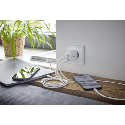 Intenso POWER ADAPTER 1XUSB-A 2XUSB-C 7806512 Universaali Valkoinen AC Pikalataus Sisätila