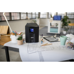 APC SMC1000IC UPS-virtalähde Linjainteraktiivinen 1 kVA 600 W 8 AC-pistorasia(a)