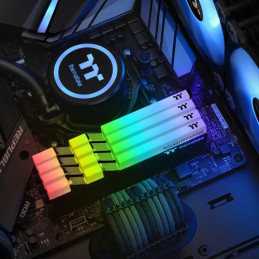 Thermaltake TOUGHRAM RGB muistimoduuli 32 GB 2 x 16 GB DDR4 3600 MHz